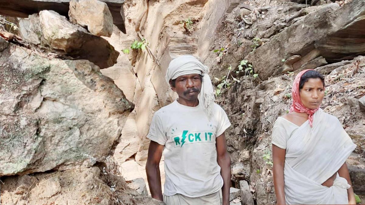 Jharkhand man dig out mountains for water like Dasharatha Manjhi