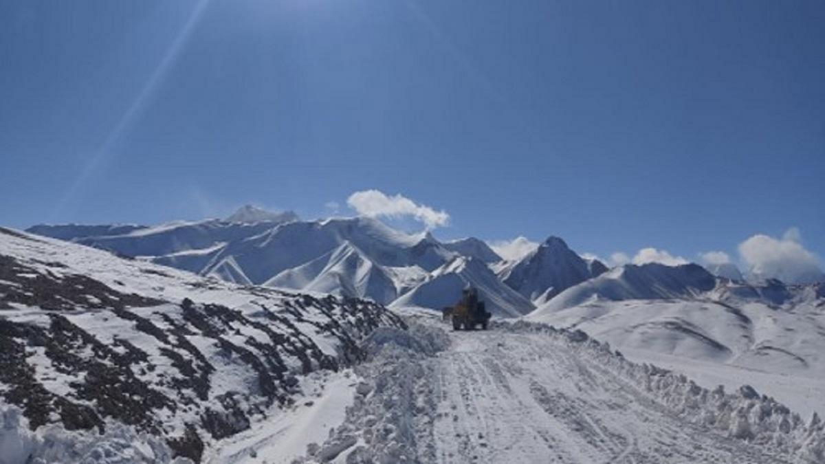 कश्मीर में हो रही बर्फबारी (फाइल फोटो)