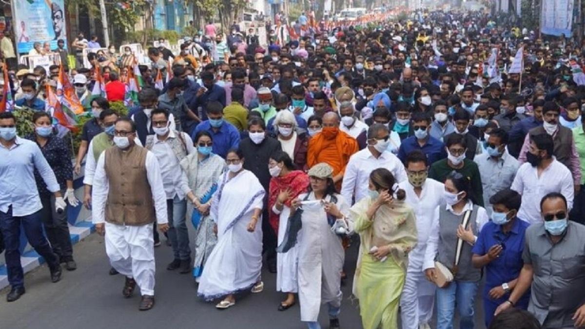 पश्चिम बंगाल में ममता बनर्जी की पदयात्रा (फाइल फोटो-PTI)