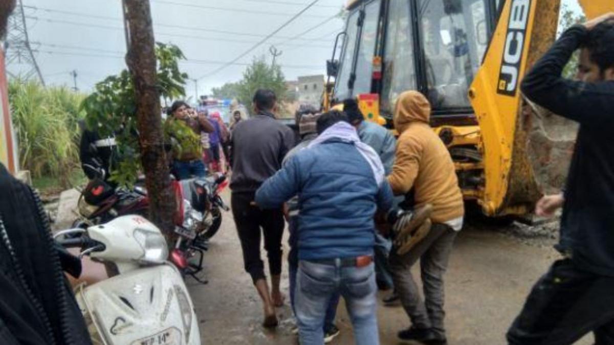 Roof collapses at crematorium in Delhi's Muradnagar