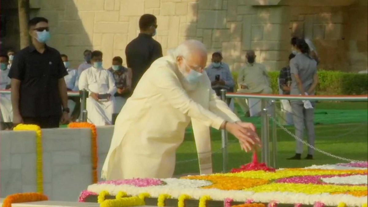 pm modi on rajghat