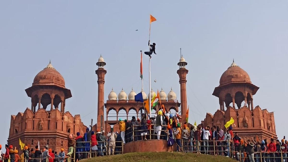 किसानों के बीच किसने मचाई हिंसा (फोटो-PTI)