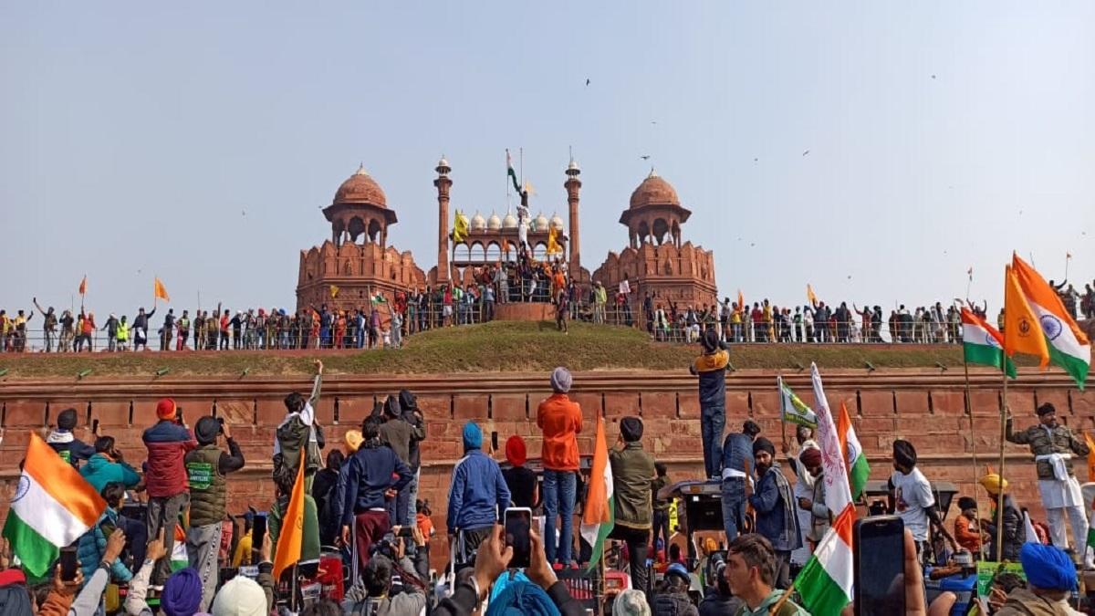 लाल किले की प्राचीर पर चढ़े उपद्रवी, भड़काई हिंसा (फोटो-PTI)