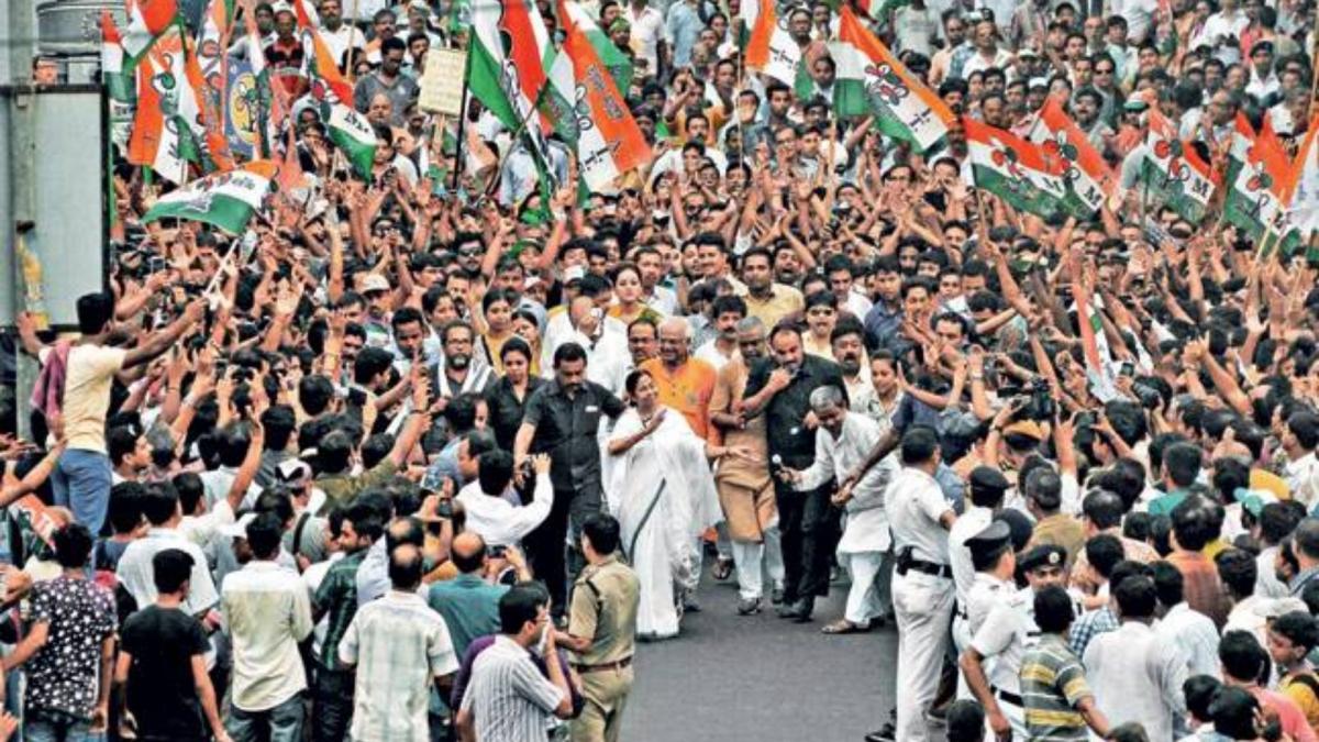 Mamata Banerjee roadshow (Photo: Subir Halder)