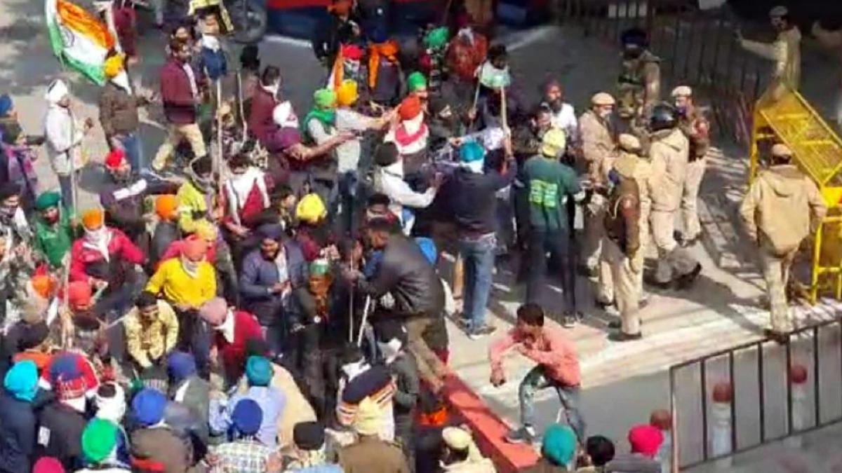 दिल्ली पुलिस कमिश्नर का आदेश उपद्रवियों का करें मुकाबला