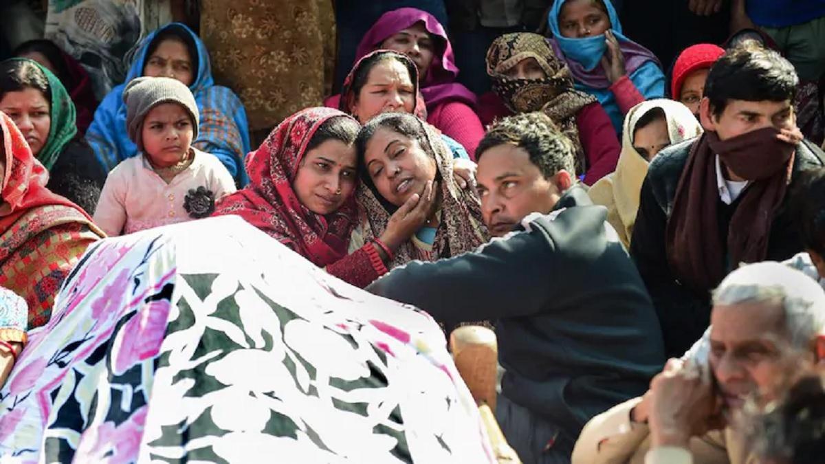 Relatives mourn near body of a victim of Muradnagar collapse. (Photo: PTI)