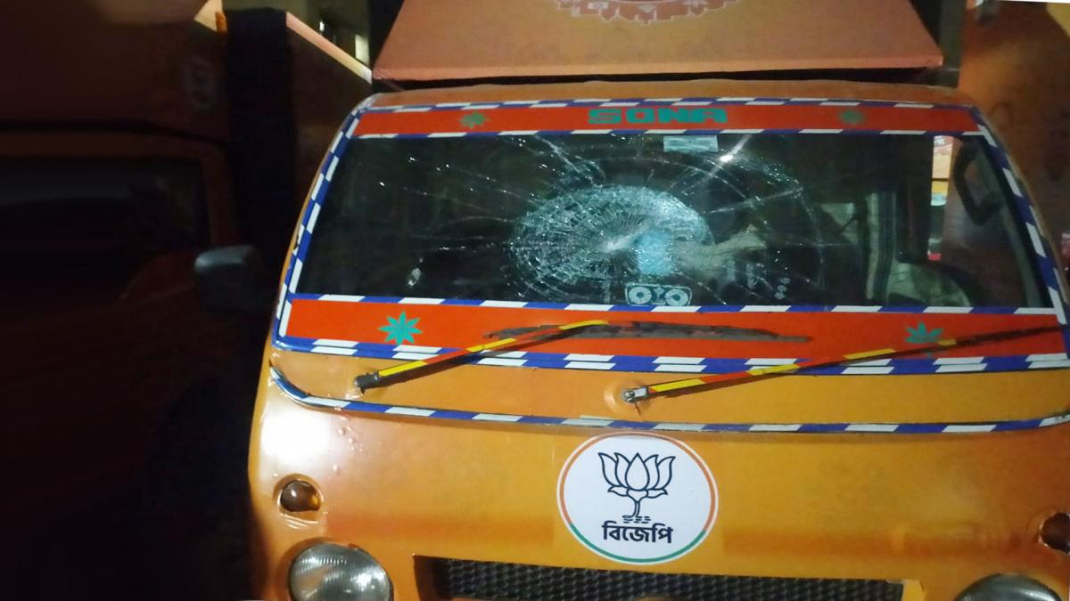 BJP's Publicity vans vandalized in Kolkata 