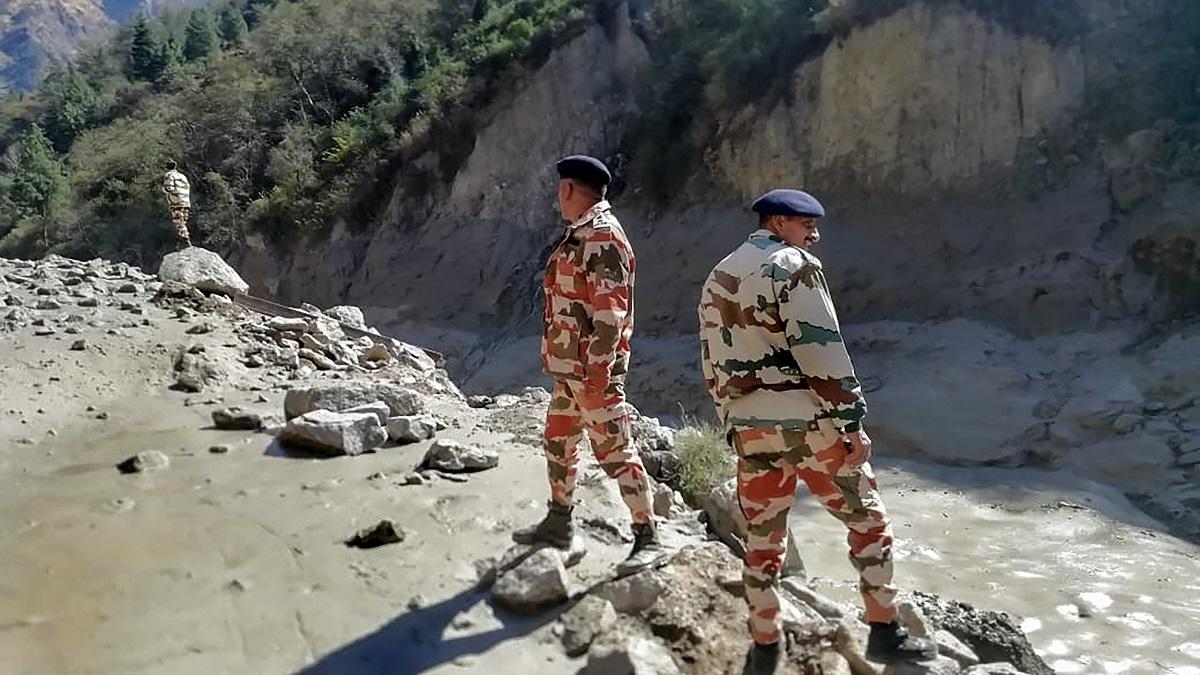 रेस्क्यू ऑपरेशन में जुटे ITBP के जाबांज (फोटो-PTI)