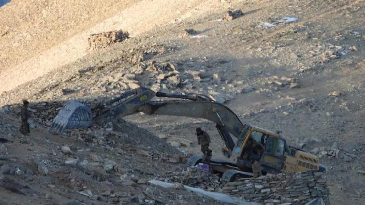 Chinese troops removing permanent structure from Pangong Lake