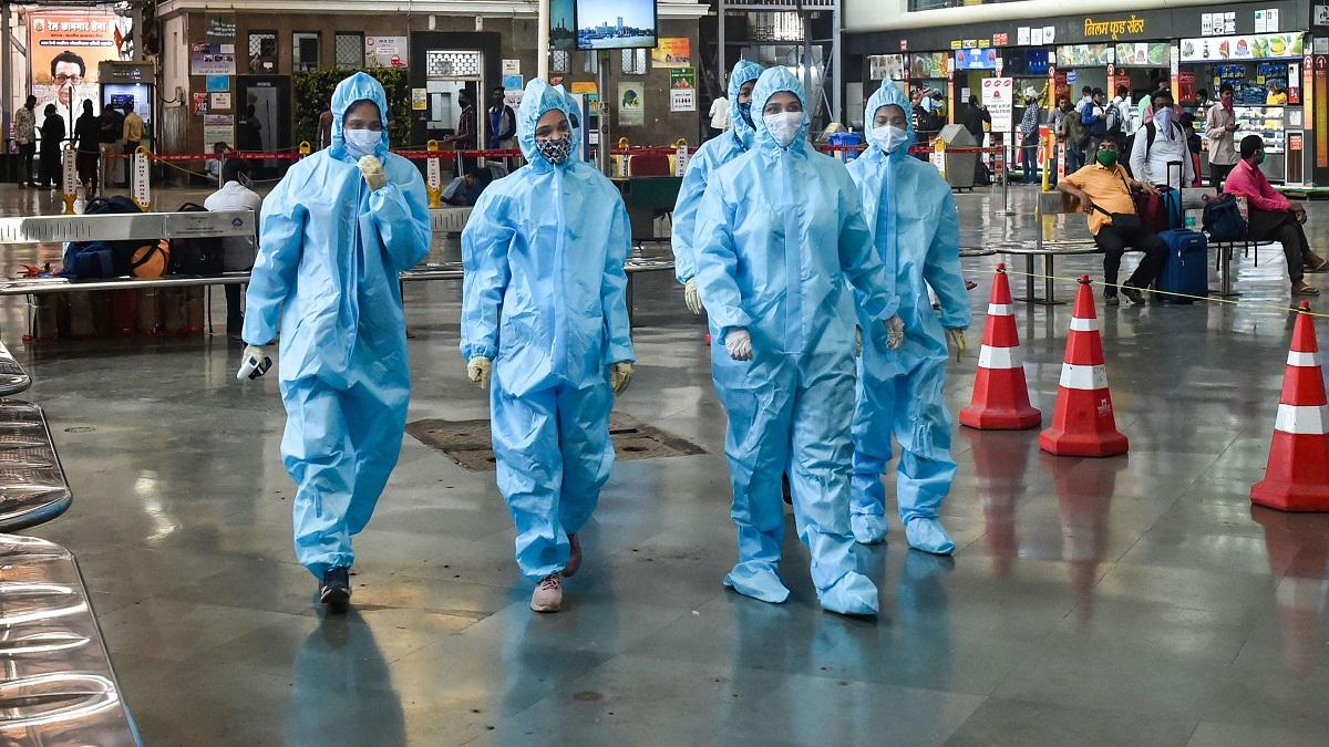 देश में तेजी से बढ़ रहे कोरोना संक्रमण के केस (फाइल फोटो-PTI)