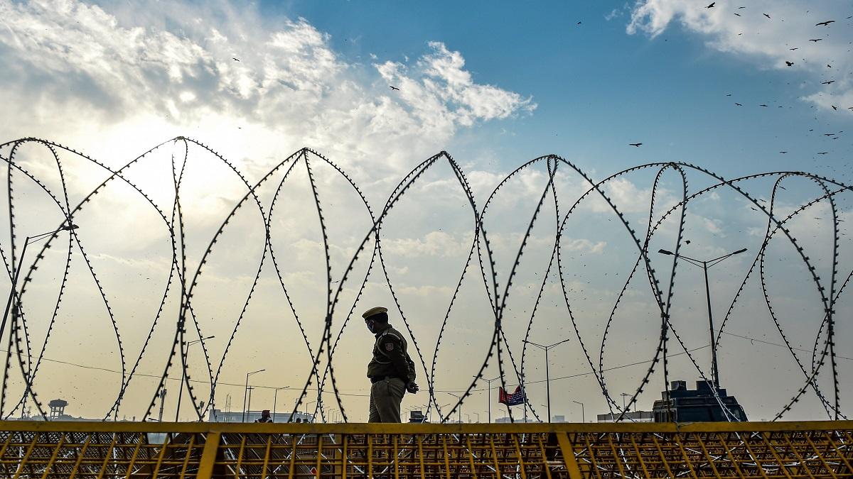 दिल्ली में पुलिस ने की भारी बैरिकेडिंग (फोटो-PTI)