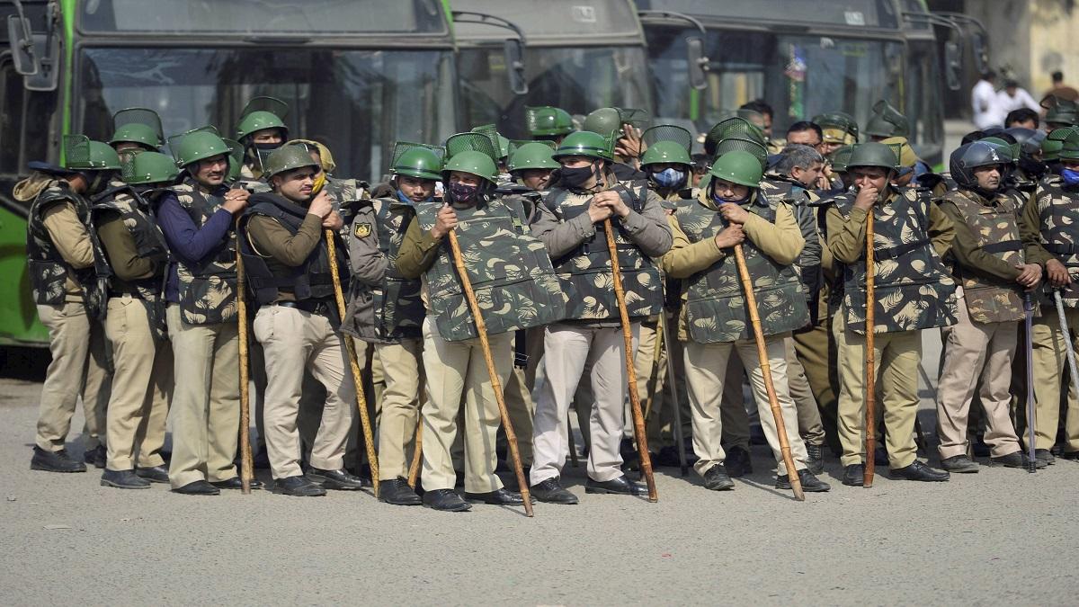 दिल्ली पुलिस की मजबूत किलेबंदी (फोटो-PTI)