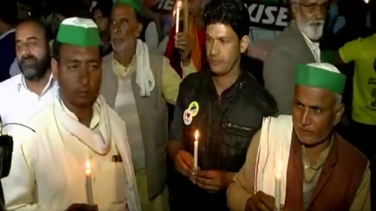 किसानों ने पुलवामा शहीदों को दी श्रद्धांजलि 