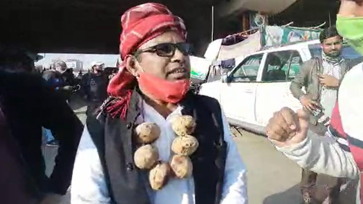 Farmers unique protest at Ghazipur Border