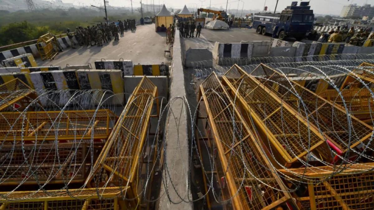 गाजीपुर बॉर्डर पर पुलिस ने बिछाई नुकीली कीले और तार