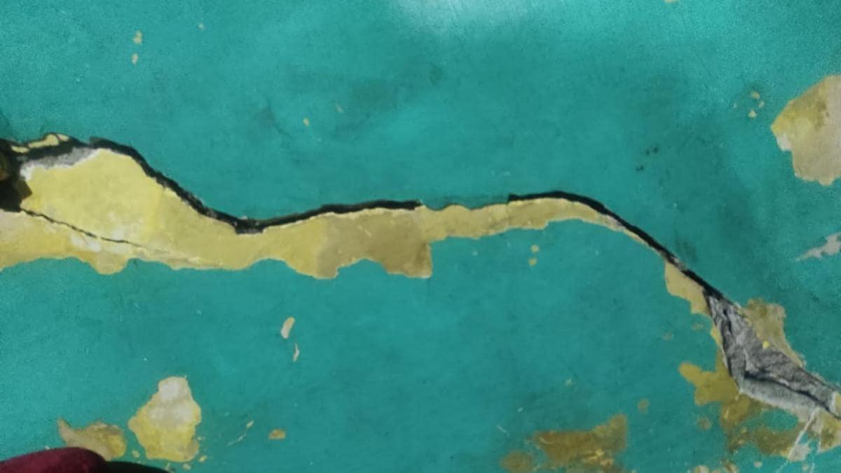 कश्मीर कुपवाड़ा में भूकंप के बाद आई दरार