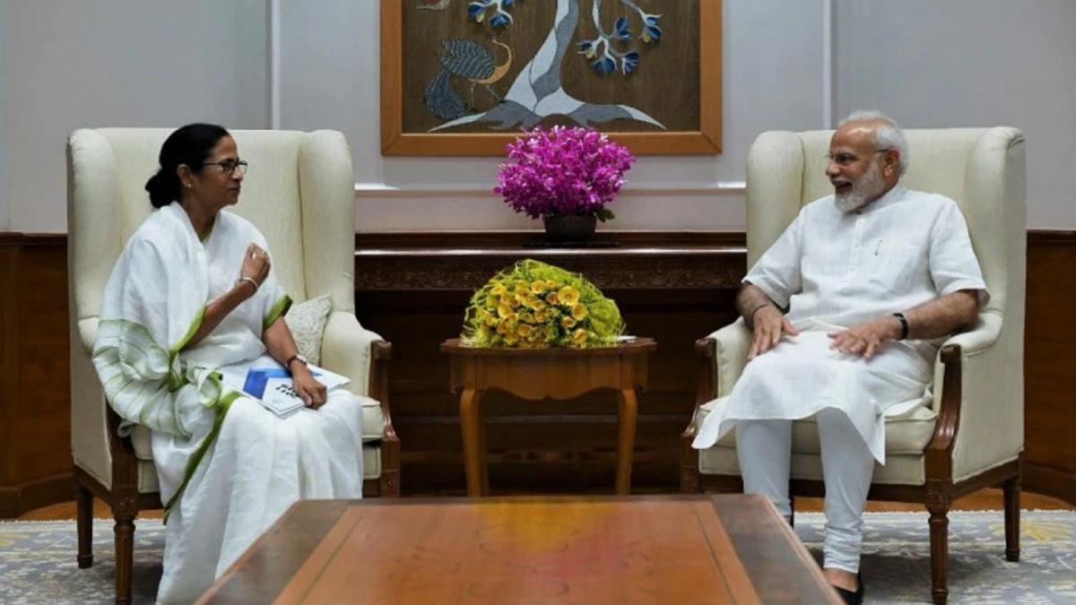 बंगाल की मुख्यमंत्री ममता बनर्जी और पीएम मोदी (फाइल फोटो)