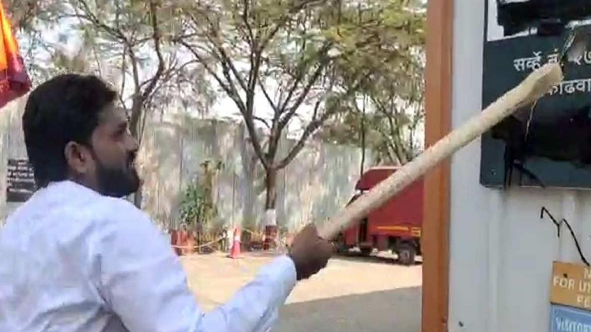 MNS कार्यकर्ताओं ने बिजली विभाग में की तोड़फोड़ (फाइल फोटो)