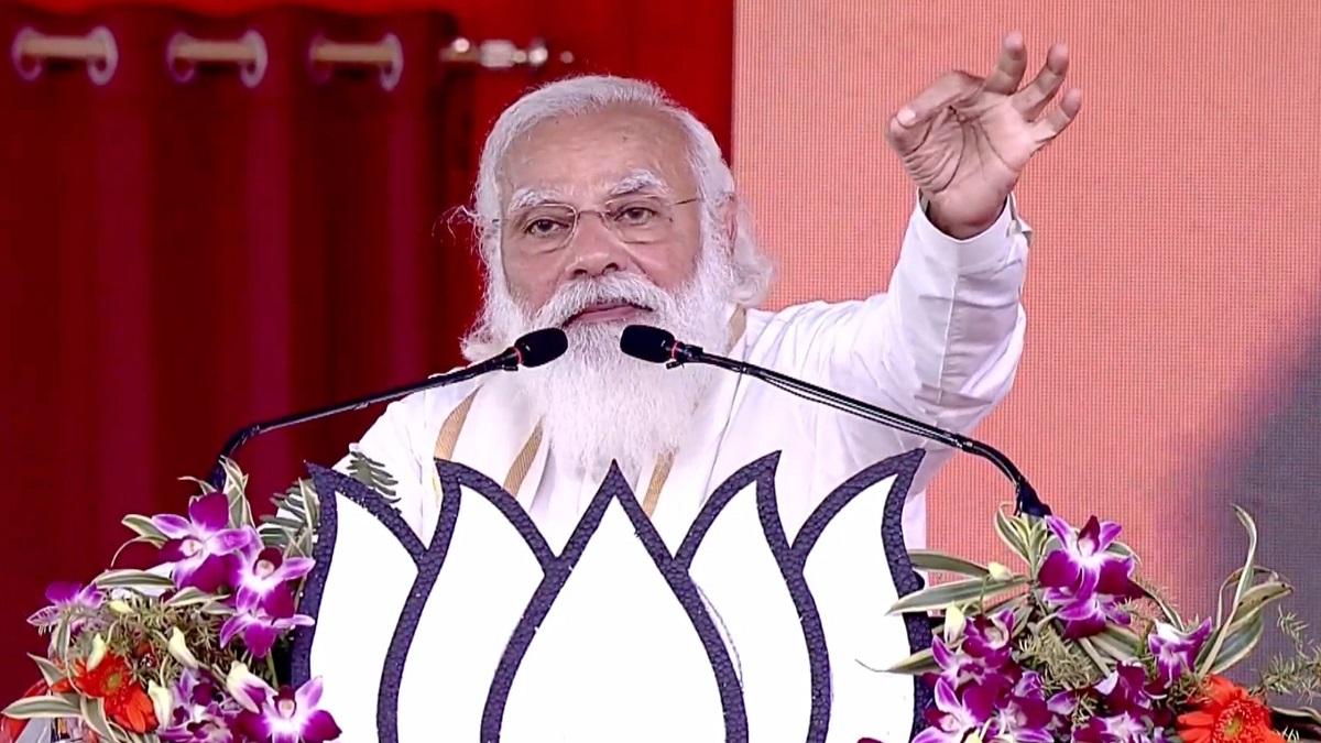 हुगली में विशाल जनसभा को संबोधित करते पीएम नरेंद्र मोदी (फोटो-BJP, ट्विटर)