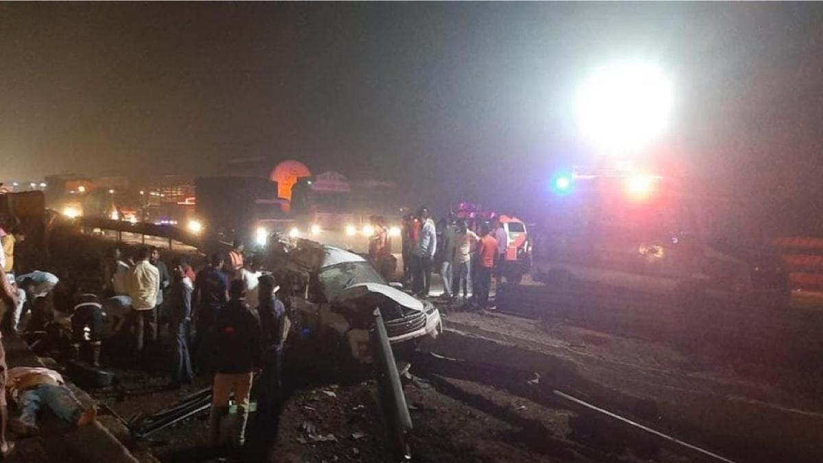 Road accident Mumbai-Pune highway