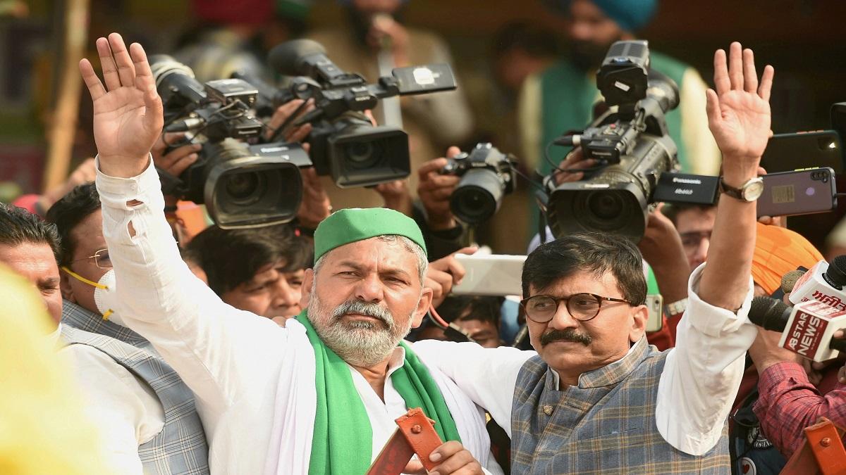 गाजीपुर बॉर्डर पर राकेश टिकैत और संजय राउत (फोटो-PTI)