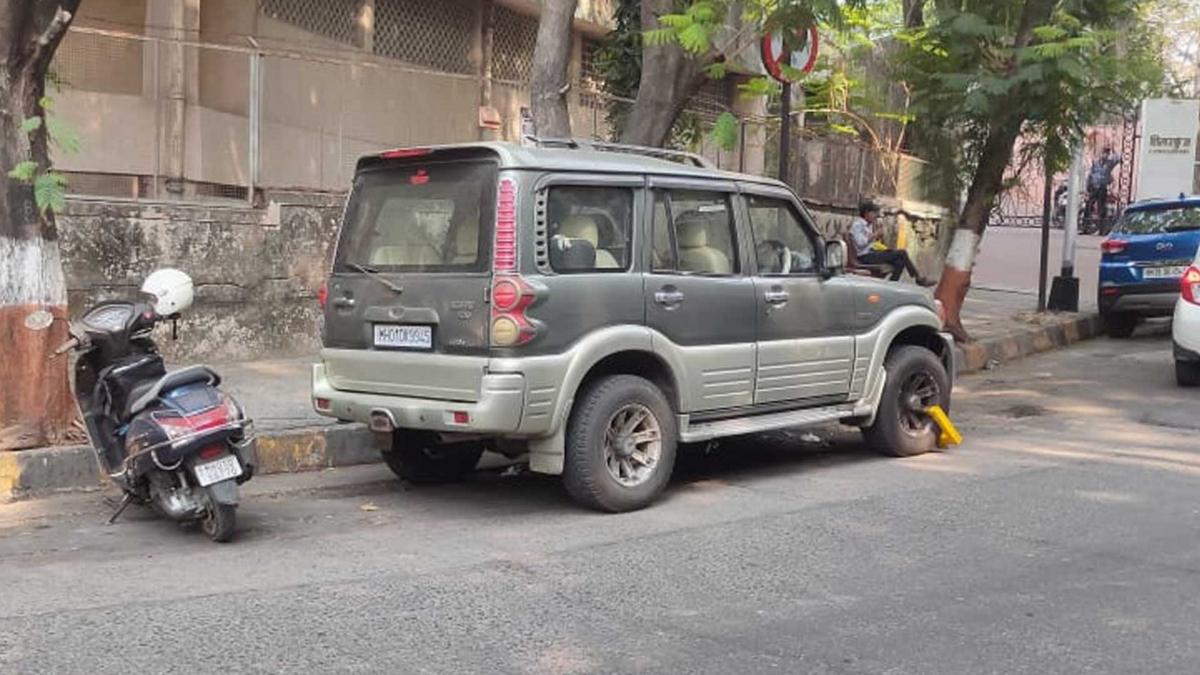 एंटीलिया के बाहर संदिग्ध कार