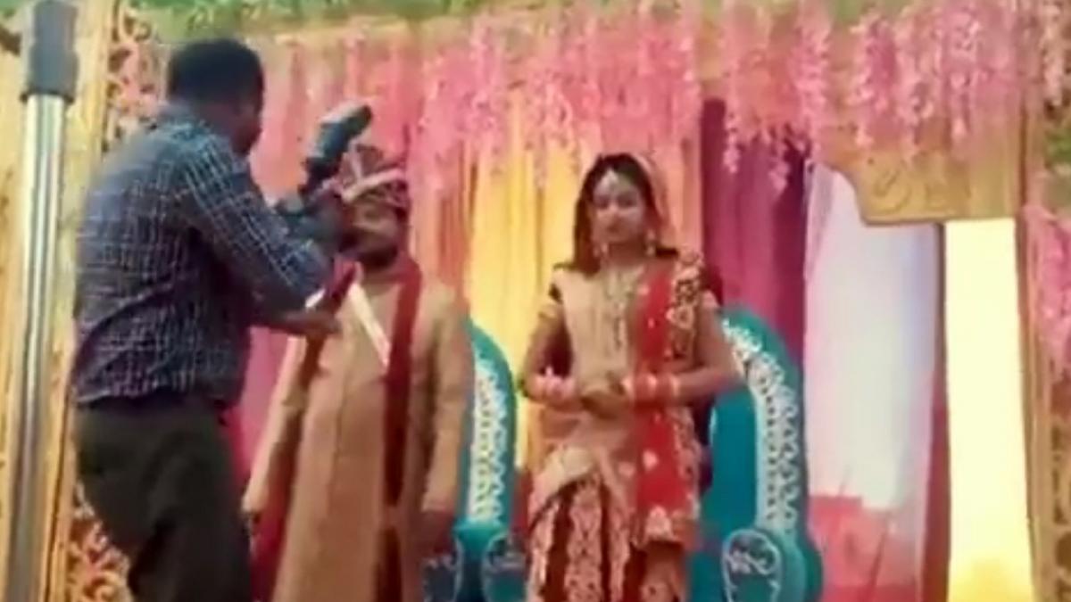 शादी में दुल्हन की तस्वीर खींच रहा था फोटोग्राफर दुल्हें ने पीछे से मारा थप्पड़