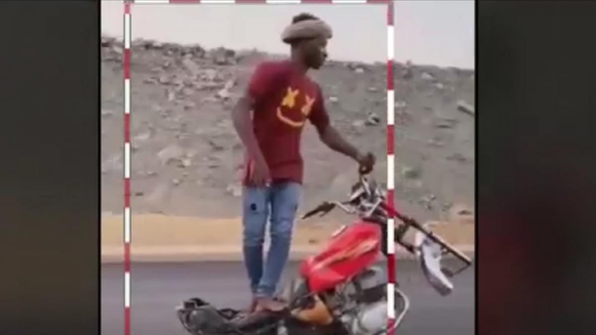 बाइक पर स्टंट करता शख्स