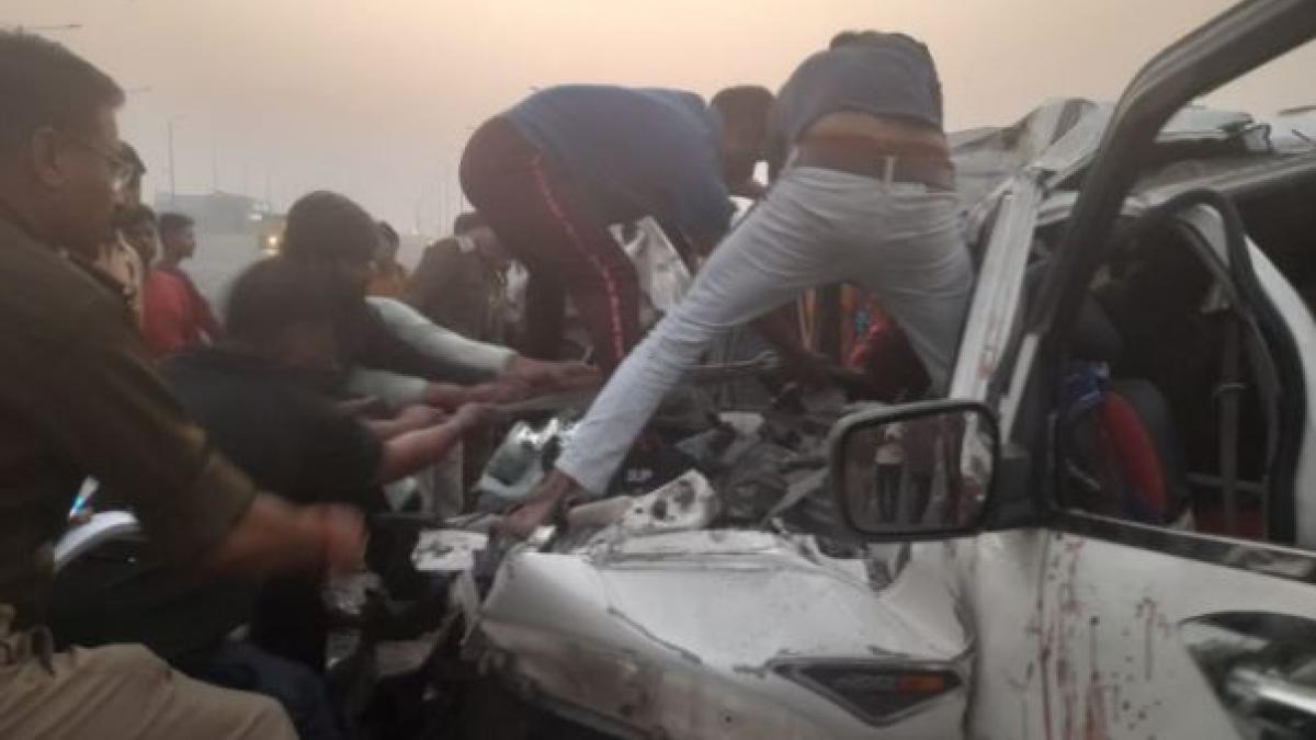 AgraKanpur National Highway बेकाबू Truck ने रौंद दी Scorpio, 9 की