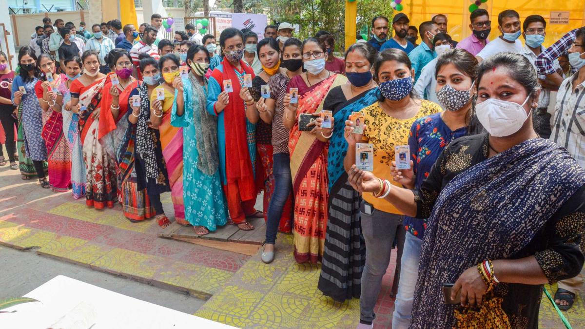 पोलिंग बूथ पर महिलाएं