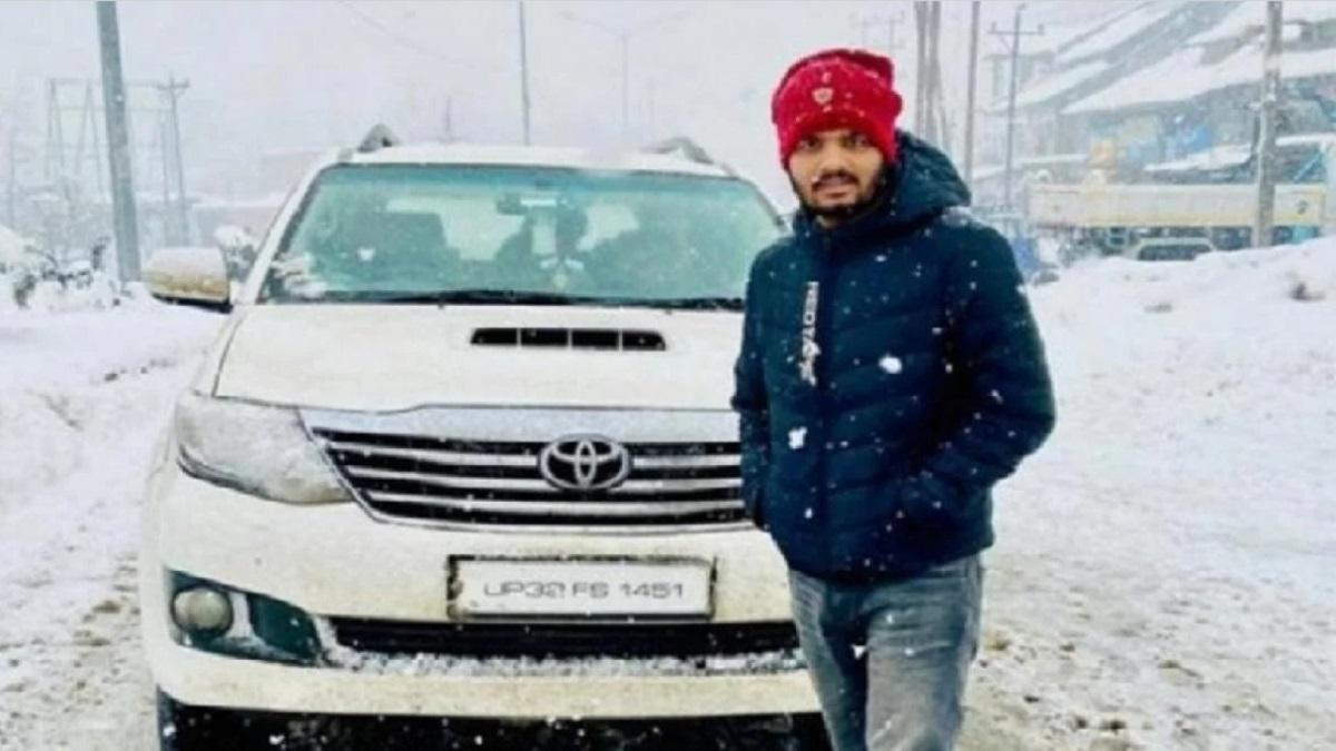 बीजेपी सांसद कौशल किशोर का बेटा.