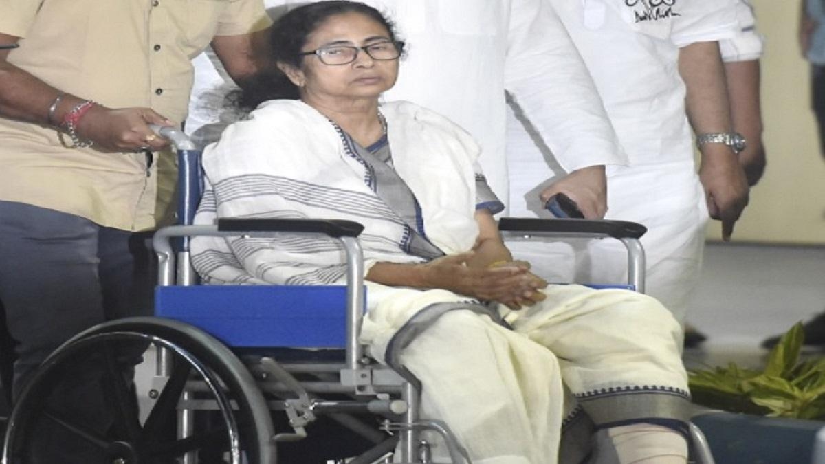 व्हील चेयर पर ममता बनर्जी (फोटो-PTI)