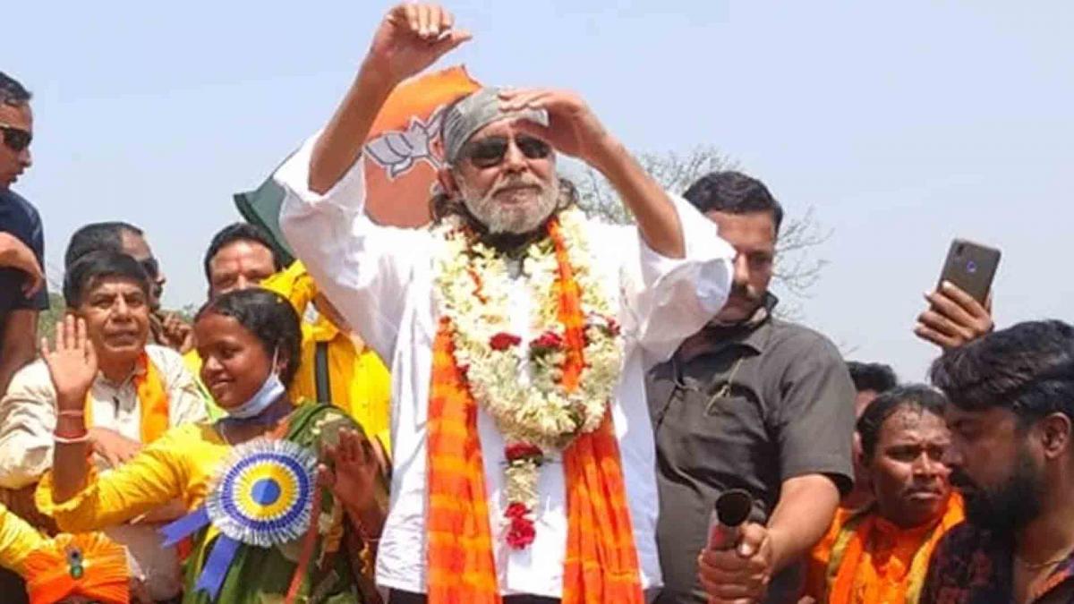  Road show Mithun in a hooded car in Shaltora