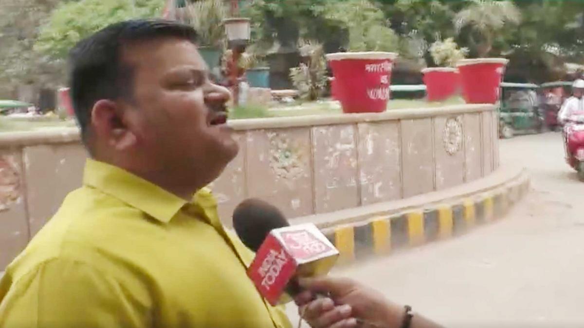 बाजार में बिना मास्क के घूमते लोग