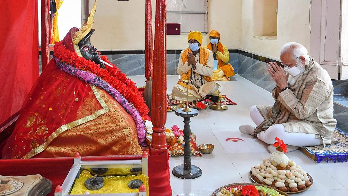 काली मां के मंदिर में पीएम की पूजा अर्चना. (फाइल फोटो-PTI)