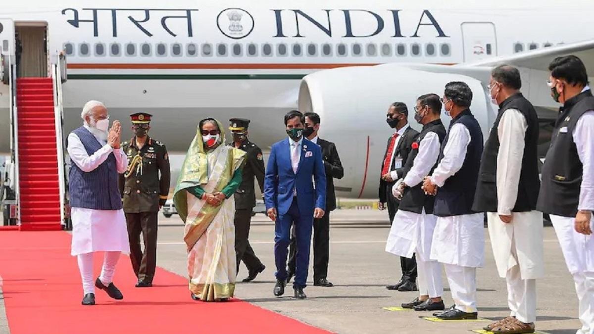 Bangladesh PM Sheikh Hasina receiving Prime Minister Narendra Modi in Dhaka on Friday (Photo Credits: PTI)