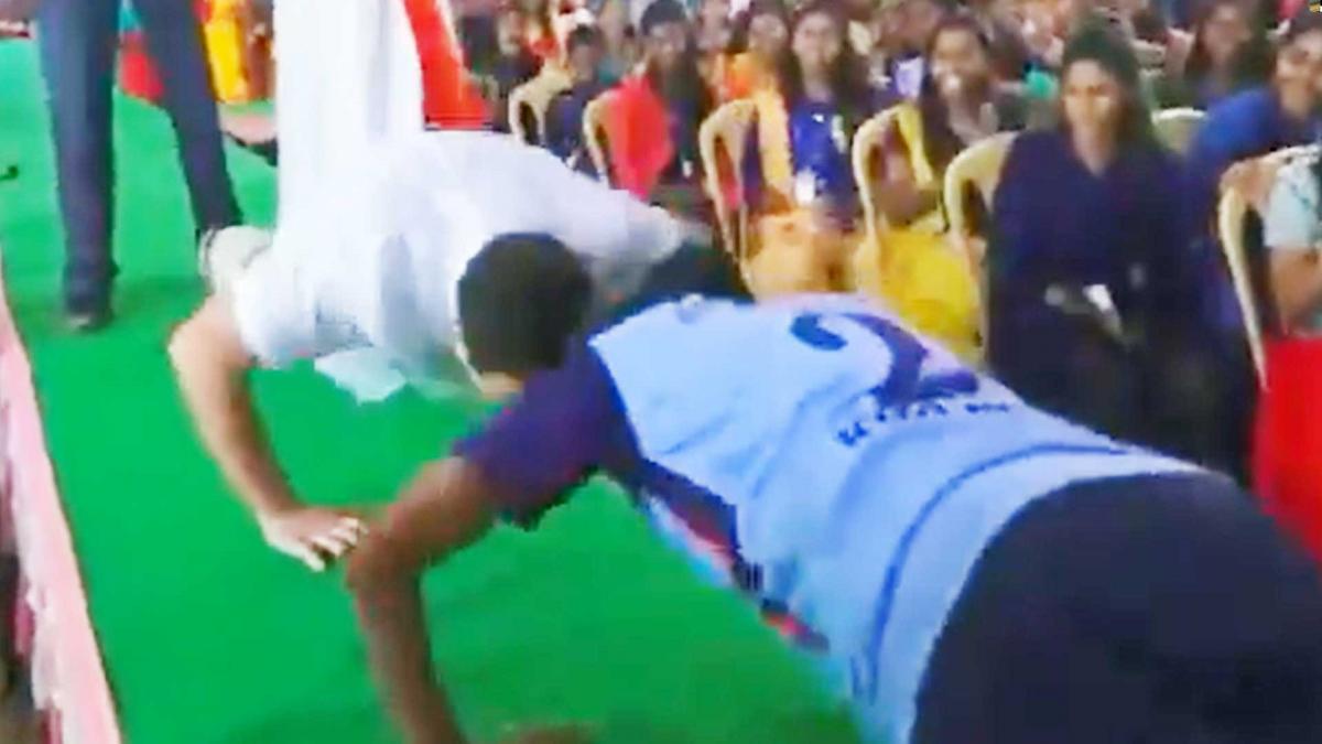 राहुल गांधी ने लगाए पुश-अप्स (Photo- twitter/ANI)