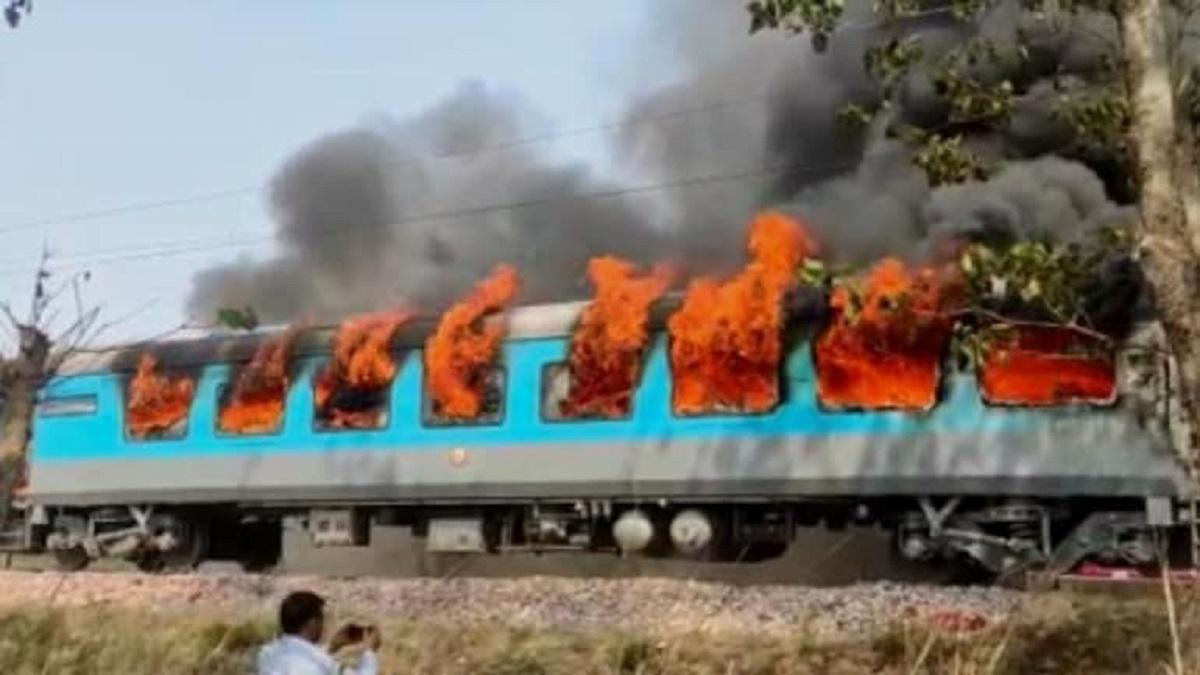 दिल्ली से देहरादून आ रही शताब्दी एक्सप्रेस ट्रेन के एक कोच में आग लग गई.