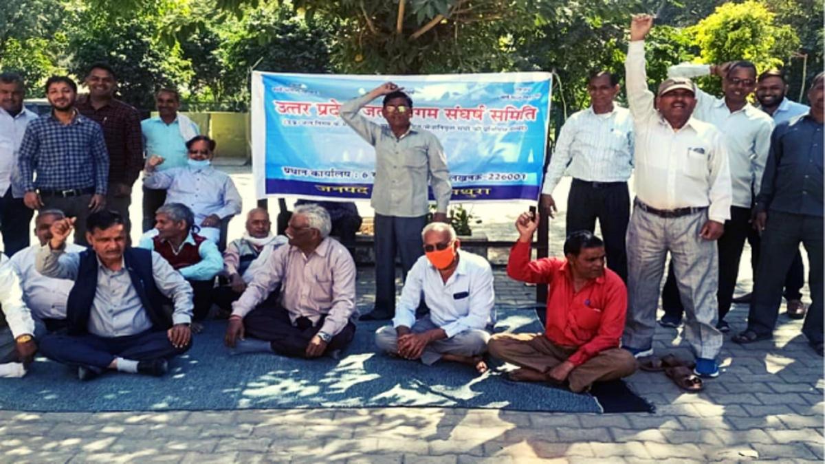 Jal Nigam workers protesting