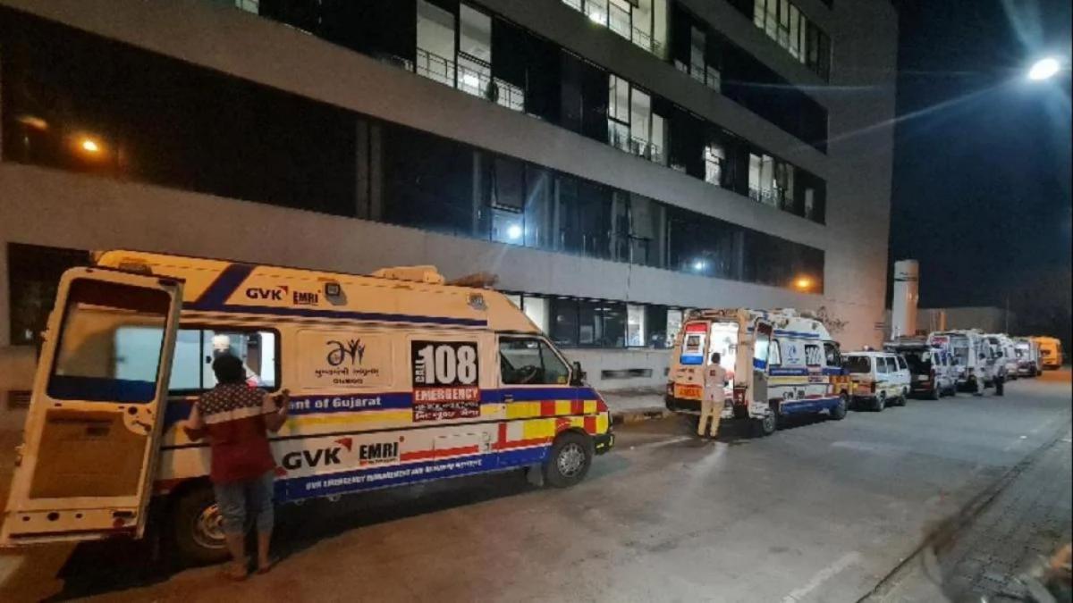 अस्पताल के बाहर एम्बुलेंस की लंबी कतार (फोटो: उज्ज्वल ओझा)