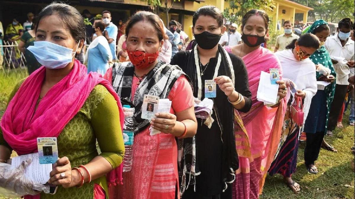 पश्चिम बंगाल में चल रही है वोटिंग.