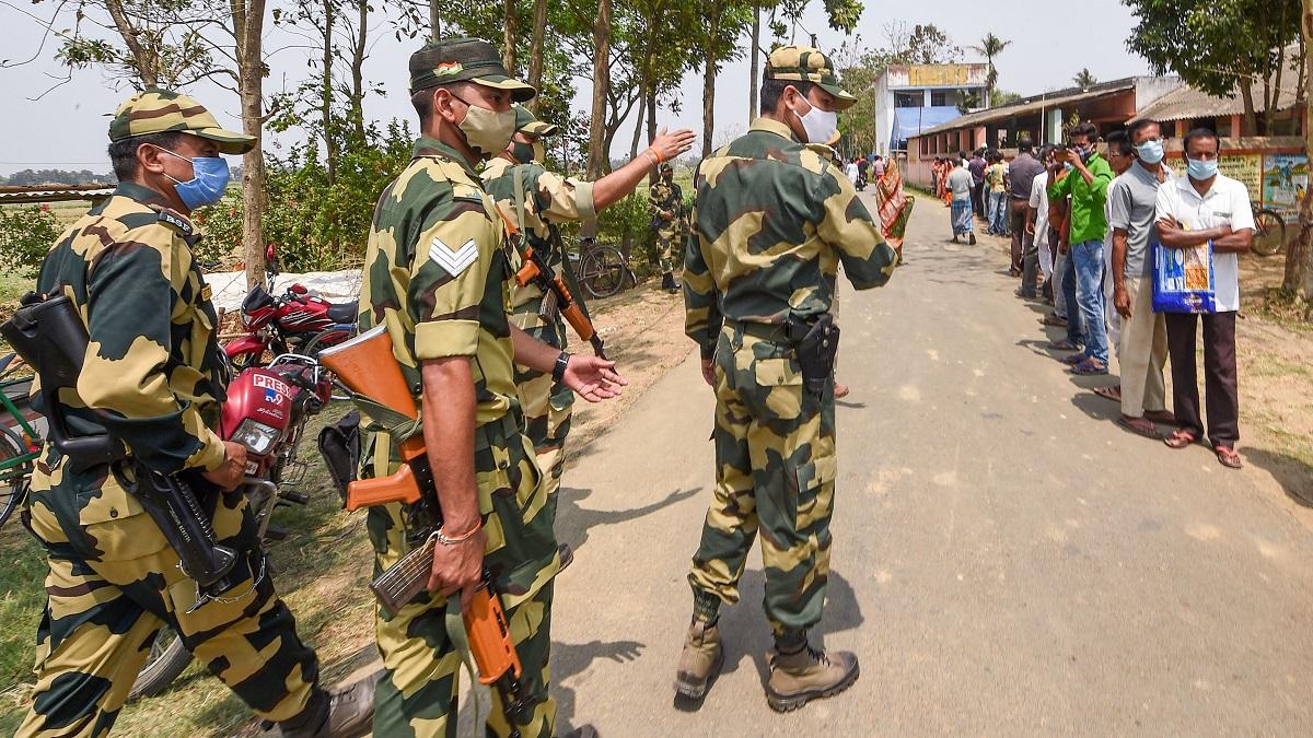 बंगाल चुनाव में तैनात सुरक्षाबलों के जवान.
