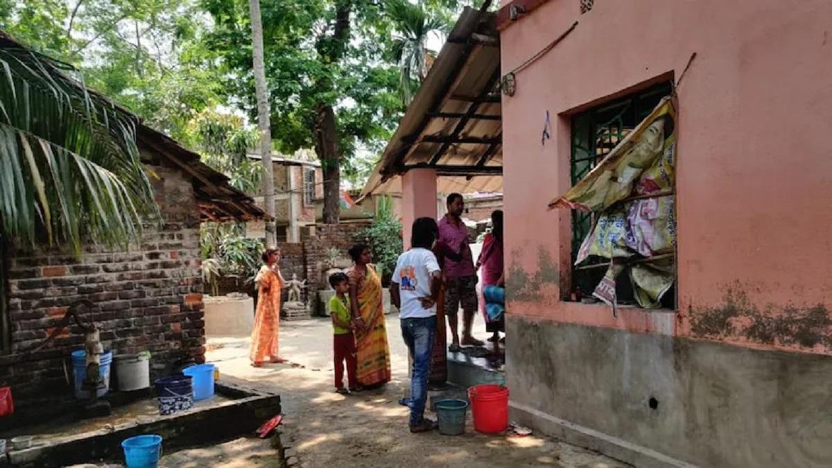 पश्चिम बंगाल में टीएमसी नेता के घर ईवीएम मिलने पर बवाल.