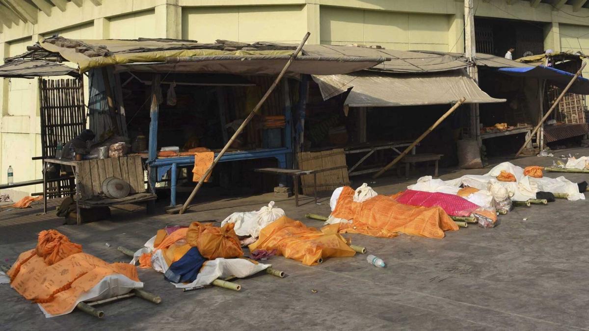 शमशान घाट के बाहर शवों की कतार