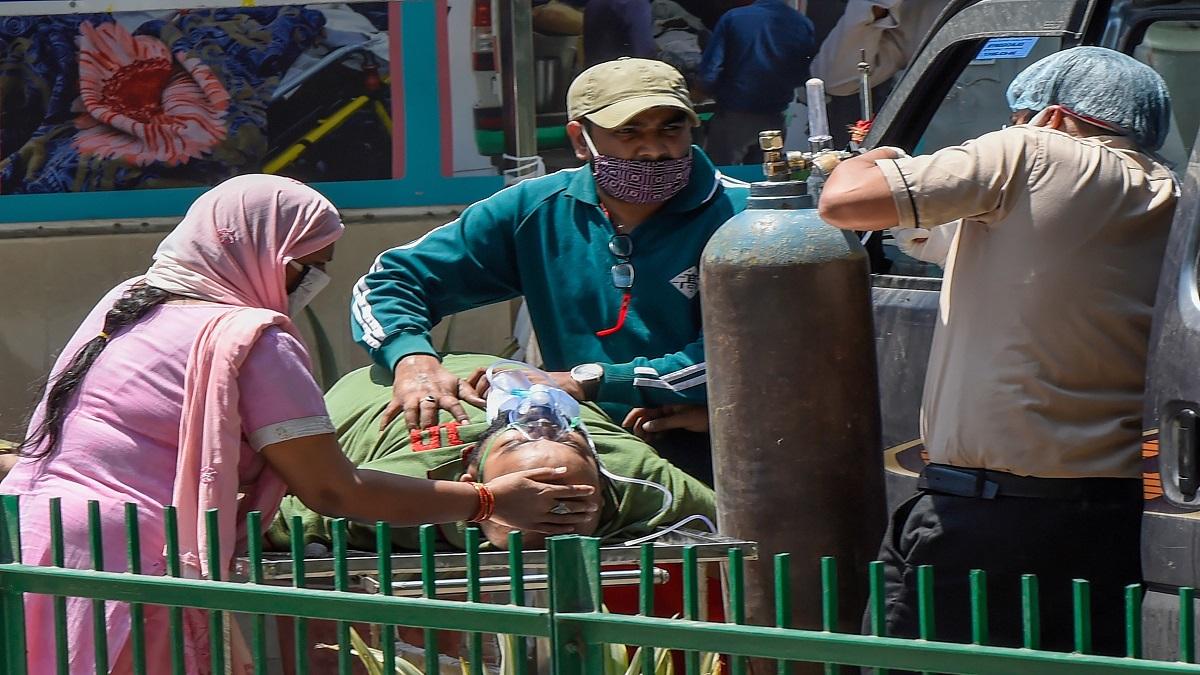 देश में लगातार बढ़ता जा रहा है कोरोना संकट (फोटो-PTI)