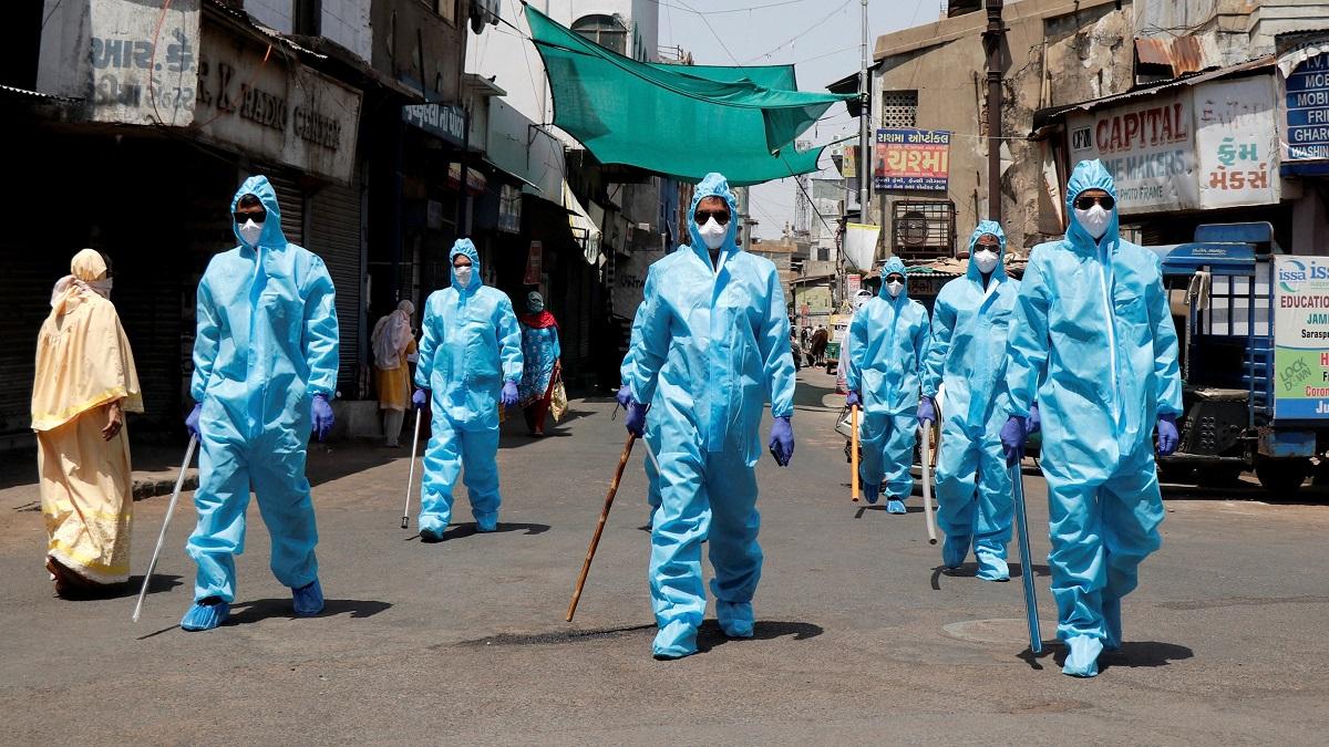 देशभर में कोरोना संक्रमण के मामलों में तेजी से बढ़ रहे हैं. (फोटो-PTI)