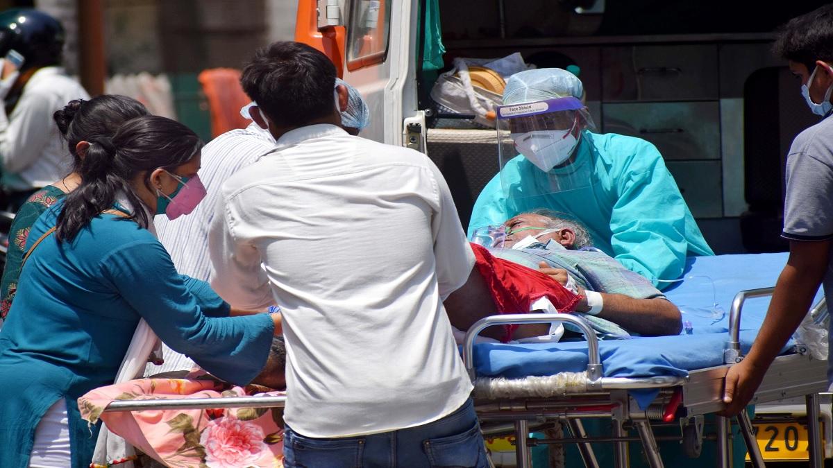 देश में अब भी नहीं संभल रहा है कोरोना संक्रमण (फोटो-PTI)