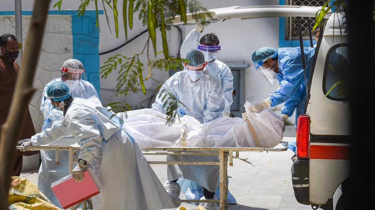 देश में गहराता जा रहा है कोरोना संकट (फोटो-PTI)