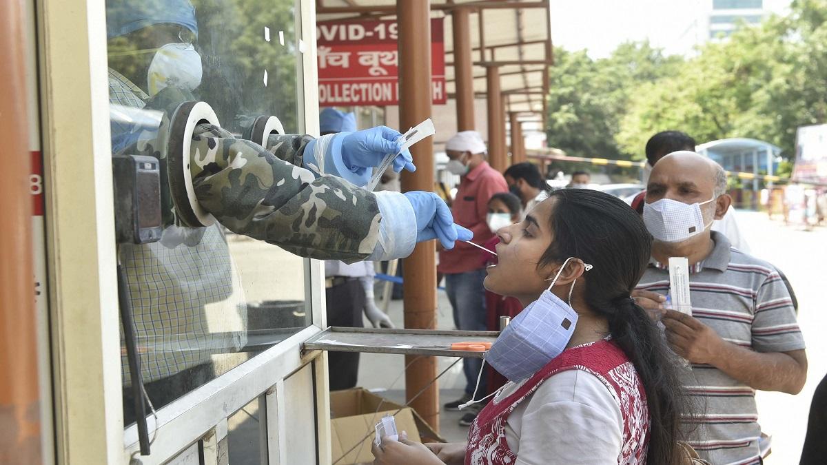 देश में लगातार बढ़ रहा है कोरोना संक्रमण (फोटो-PTI)