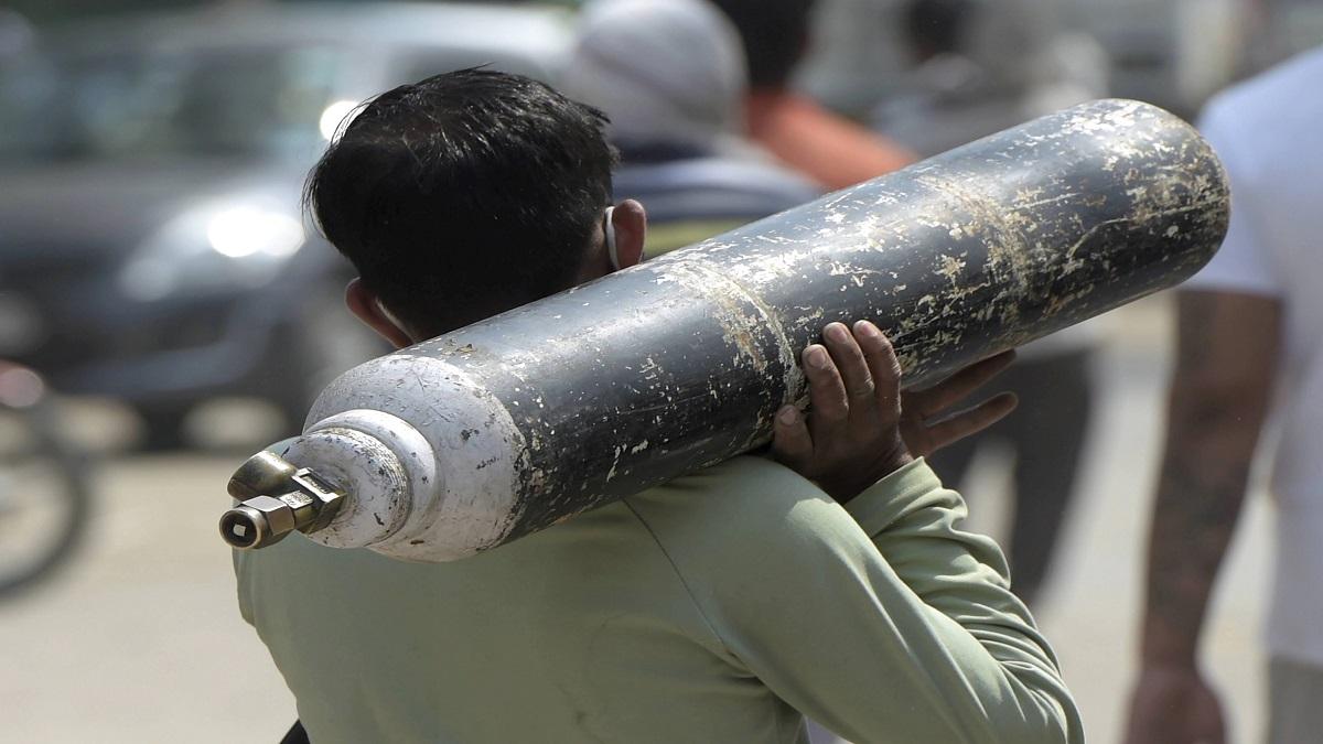 कोरोना की त्रासदी में जूझते लोग (फोटो-PTI)